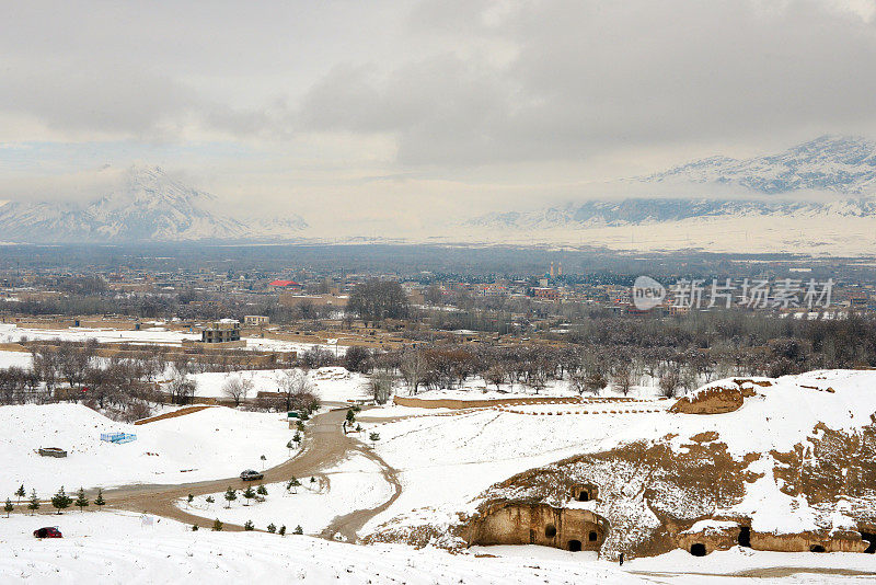 Takht-e Rustam洞穴，Haibak / Aybak城市和山脉-冬季景观，阿富汗Samangan省